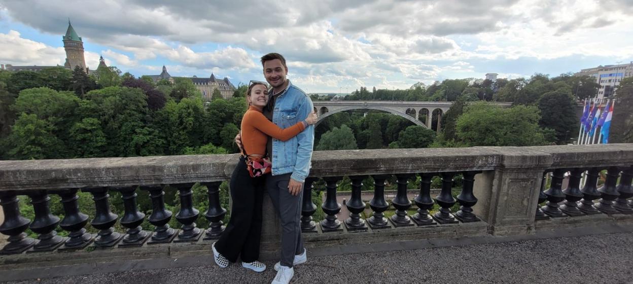 Sara Osuna, con su marido, el belga Gauthier Vangangel, con quien vive en Luxemburgo.