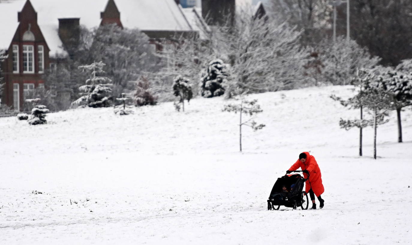 Fotos: Un temporal de nieve paraliza el Reino Unido