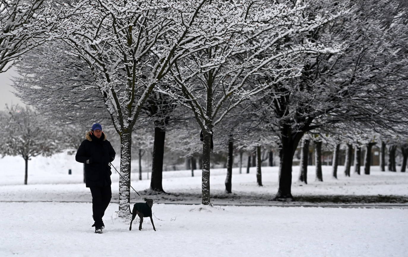 Fotos: Un temporal de nieve paraliza el Reino Unido