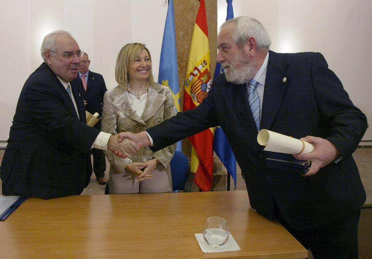 Rodríguez Canal saluda a Vicente Álvarez Areces, tras recoger la Medalla al Mérito en el Trabajo. 