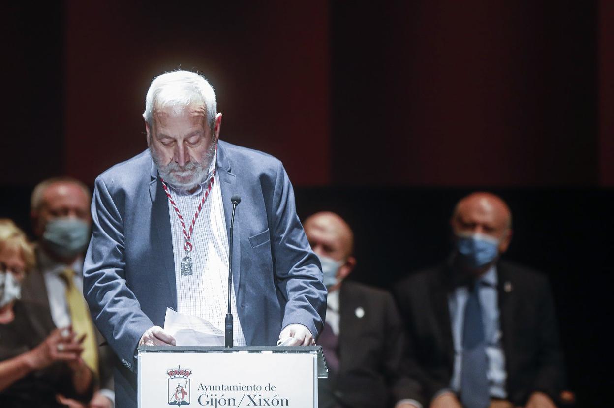 Rodríguez Canal, en la entrega de honores y distinciones del Ayuntamiento, con su Medalla de Plata. 