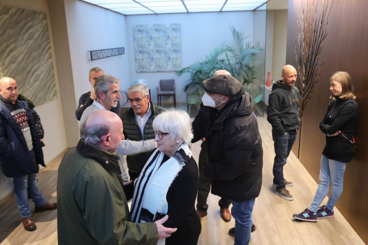 El presidente del Consejo de EL COMERCIO, José María González; 'Floro' y Monchu García junto a María Teresa Heras y Hugo Rodríguez. 