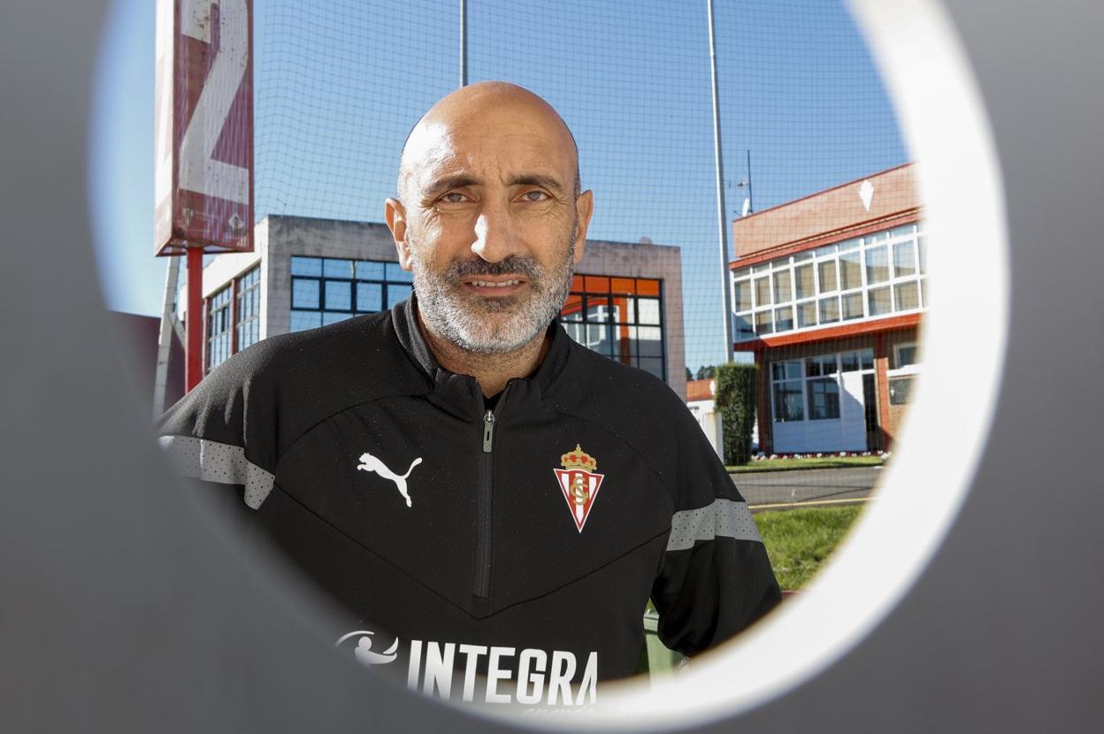 Abelardo, con el edificio de las oficinas del club y el de los vestuarios, detrás. 