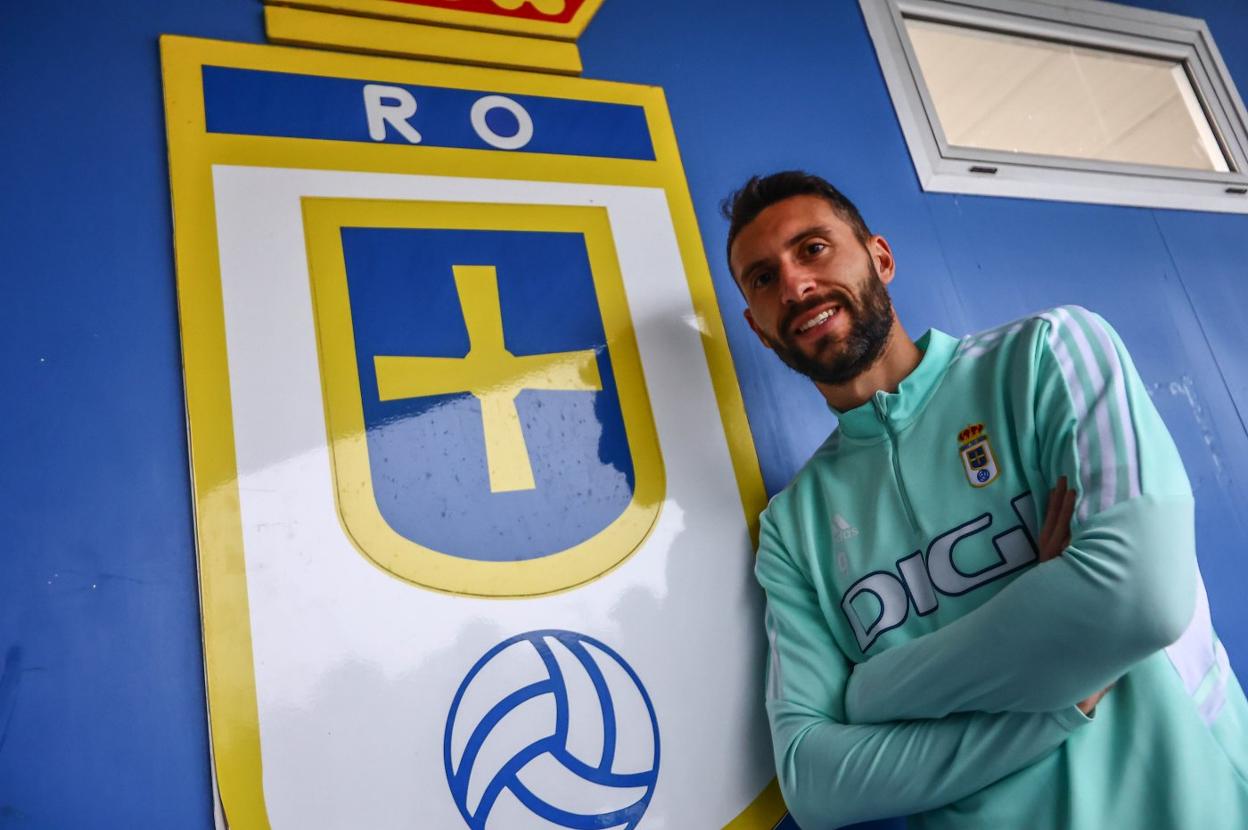 Borja Bastón posa para EL COMERCIO delante del escudo del Real Oviedo que preside una de las fachadas del edificio de El Requexón . 