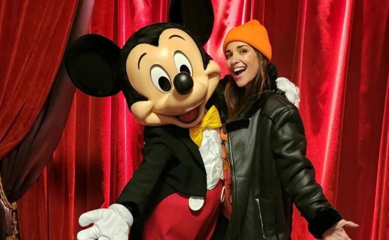 Paula Echevarría posa con Mickey. 