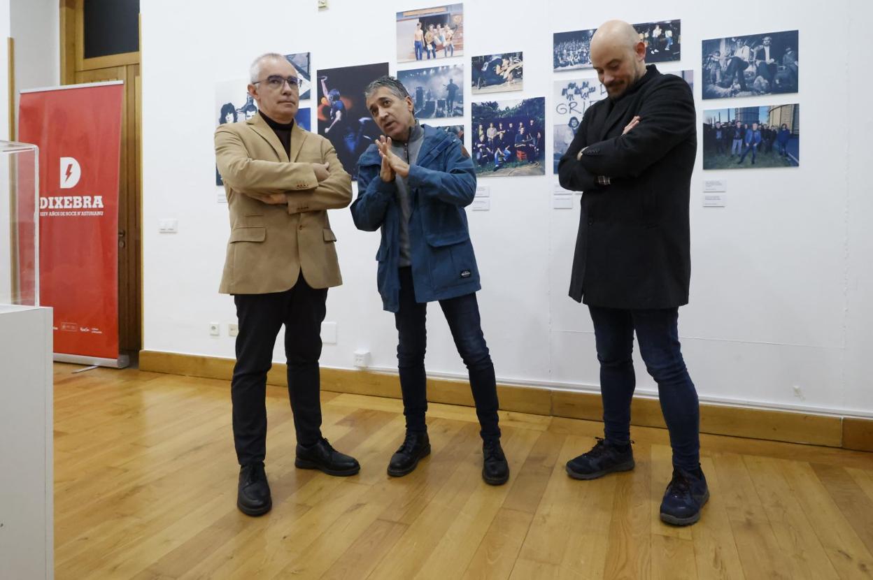 Antón García, Xune Elipe y Miguel Barrero, en la inauguración de la exposición sobre Dixebra en el Antiguo Instituto de Gijón. 