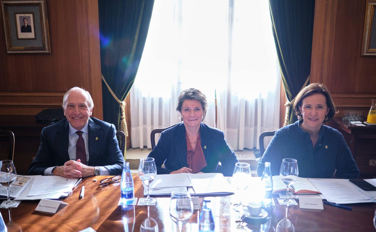 Luis Fernández-Vega, Ana Isabel Fernández y Teresa Sanjurjo, durante la reunión. 