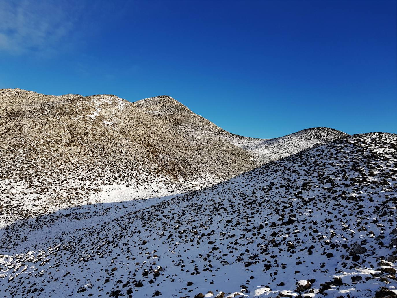 Zona de jous (hoyos) peligrosa que se abre tras dejar atras la majada y la collada. Al fondo, el pico Turbina 