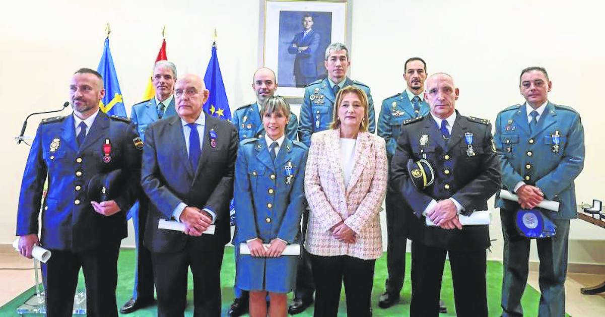 La delegada del Gobierno en Asturias, Delia Losa, junto a los agentes condecorados por los ministerios de Interior y de Asuntos Exteriores.