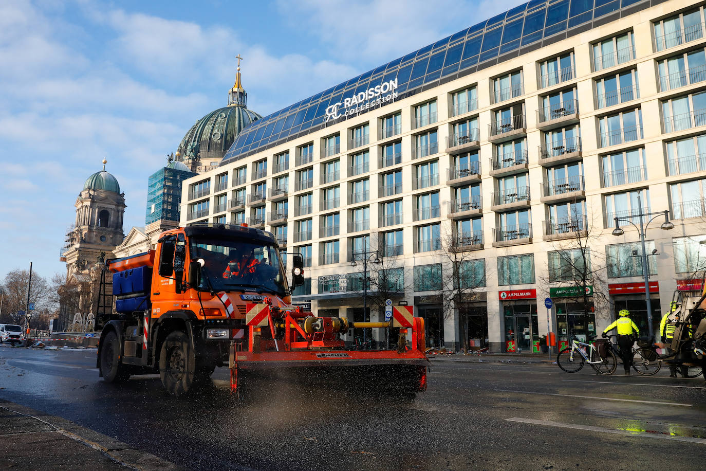 Fotos: Un millón de litros derramados tras el reventón del mayor acuario cilíndrico del mundo