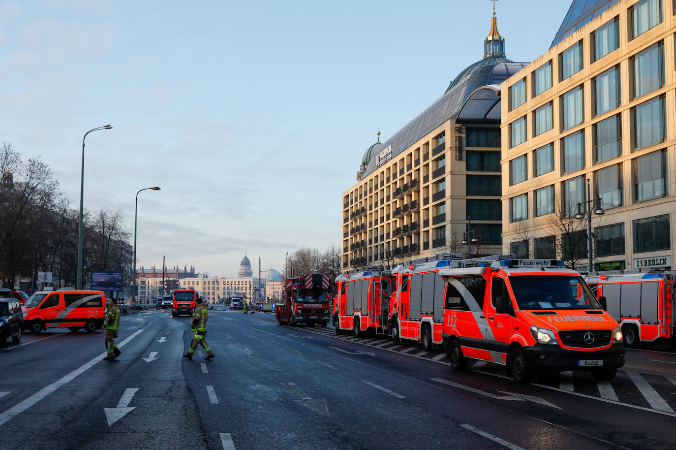 Fotos: Un millón de litros derramados tras el reventón del mayor acuario cilíndrico del mundo
