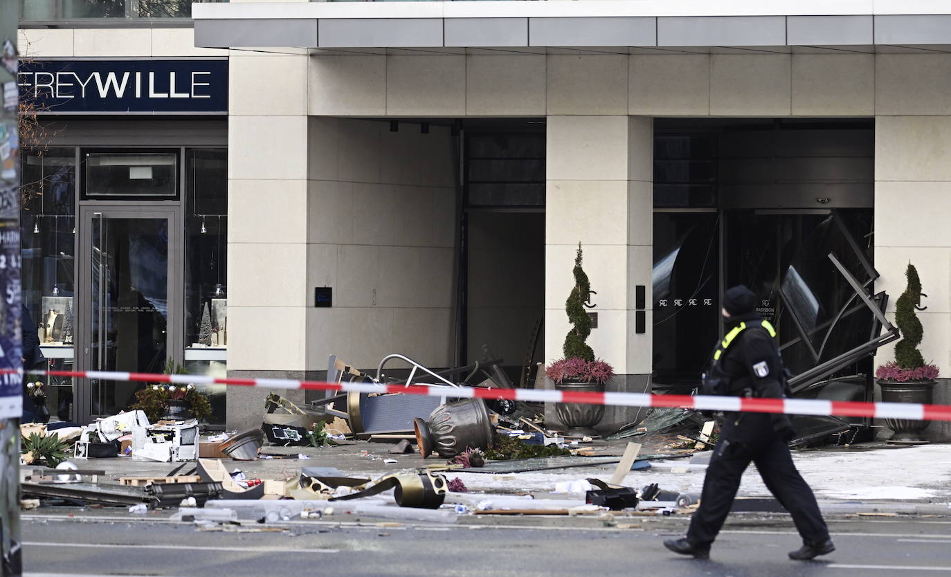 Fotos: Un millón de litros derramados tras el reventón del mayor acuario cilíndrico del mundo