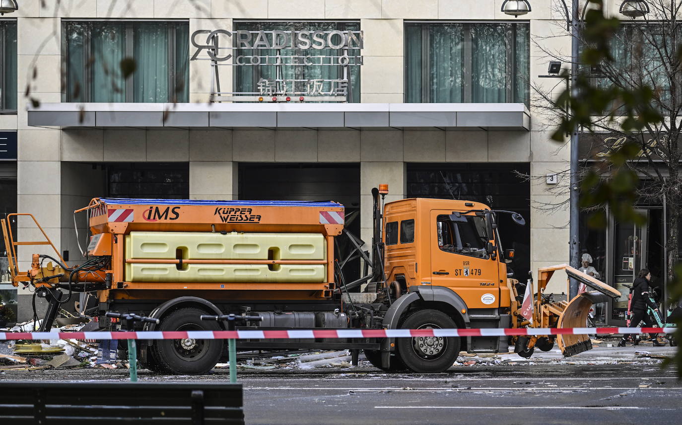 Fotos: Un millón de litros derramados tras el reventón del mayor acuario cilíndrico del mundo