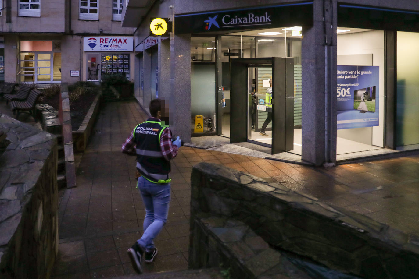 Fotos: Atraco a punta de pistola en una sucursal bancaria de Gijón