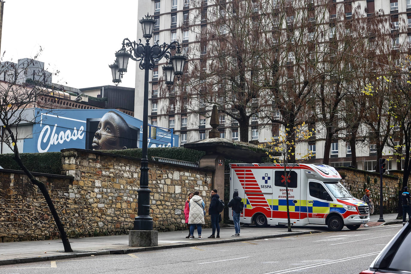 Fotos: Despliegue para socorrer a una alumna del instituto Alfonso II de Oviedo