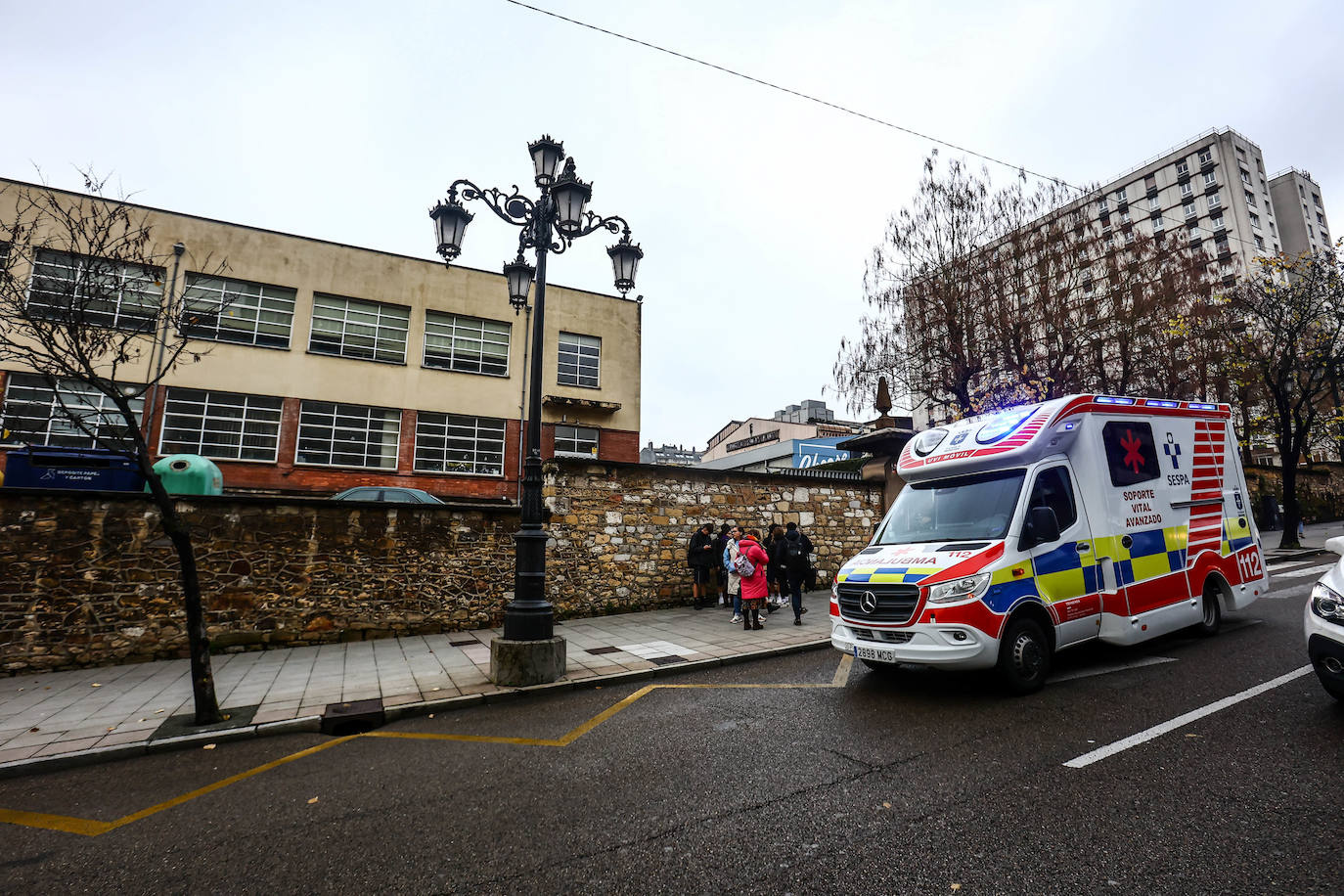 Fotos: Despliegue para socorrer a una alumna del instituto Alfonso II de Oviedo