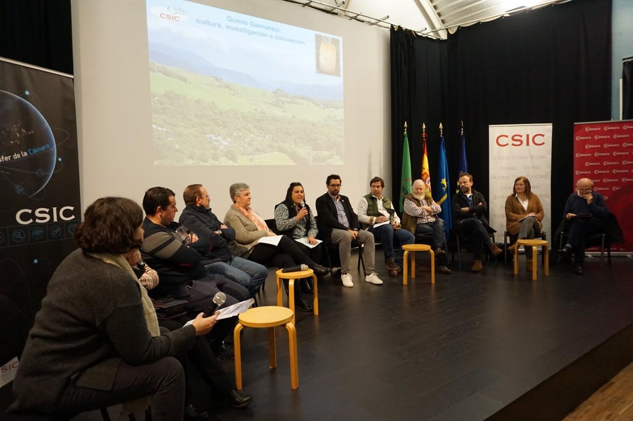 La jornada de transferencia de conocimiento reunió en Cangas de Onís a queserías de Gamonéu, investigadores, distribuidores y restauradores. 
