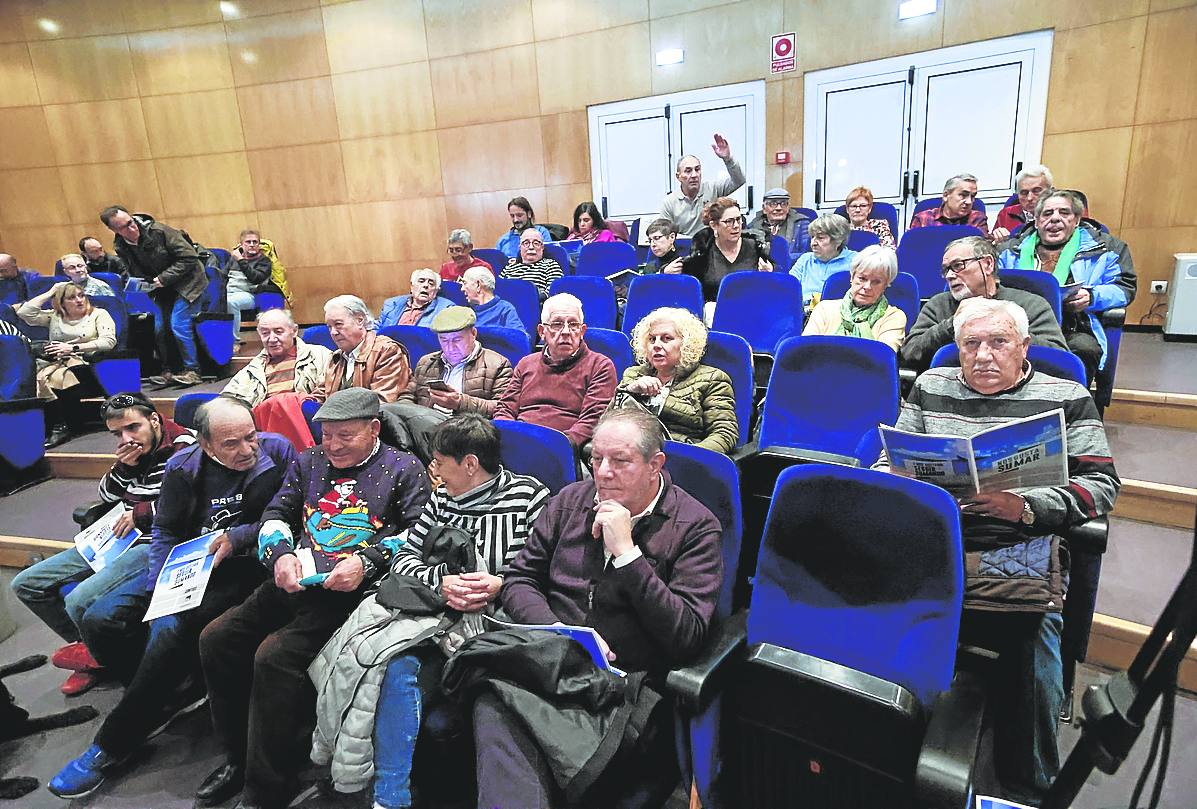 Faustino Sabio, en primera fila a la derecha, junto a otros militantes que asistieron a la asamblea.