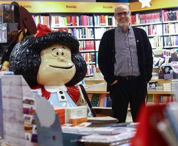 Alfredo Quirós, librero: «El Oviedo va a ganar este partido siguiendo su ideario. Orgullo, valor y garra, siempre»