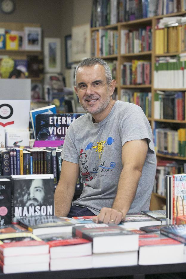 Rafael Gutiérrez, librero: «Ojalá este añola afición consigaalentar a su equipo hacia la victoriaen el Carlos Tartiere»