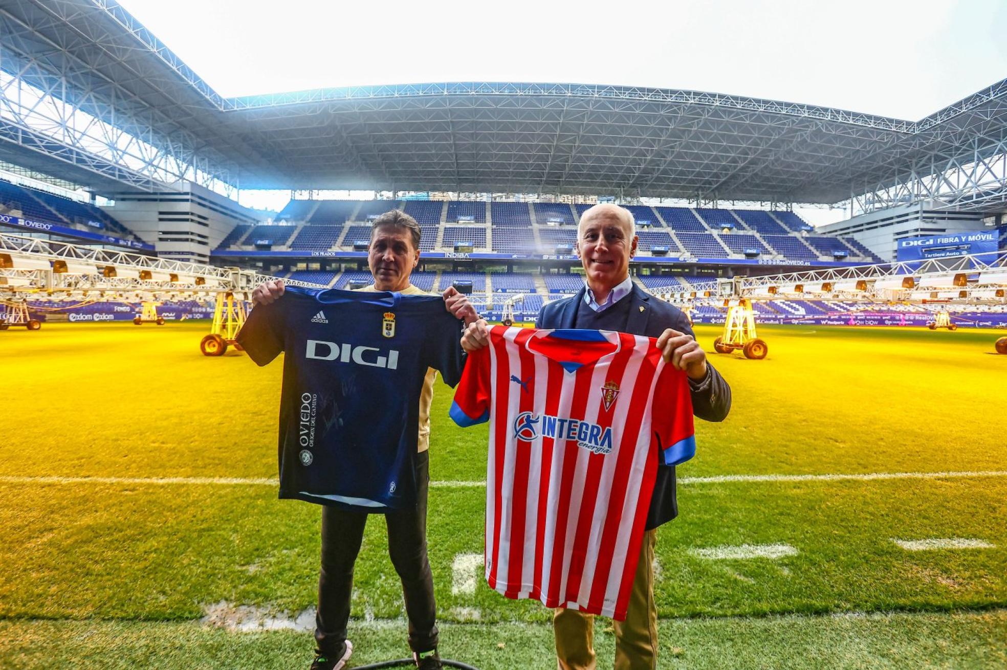 t Reencuentro. Carlos y Juan Carlos Ablanedo, con las respectivas camisetas, sobre el césped del Carlos Tartiere. PABLO LORENZANA