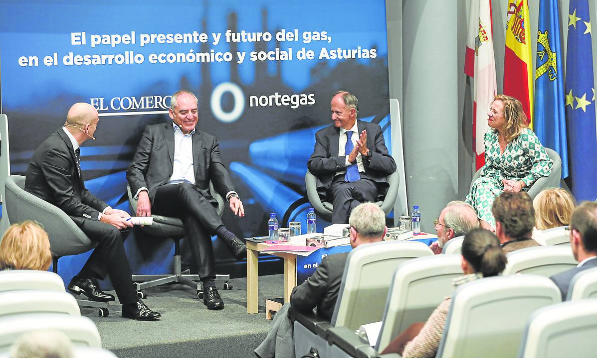 César Andrino, Joaquín Coronado, Javier Saenz de Jubera y Miny Díaz, durante la mesa redonda.