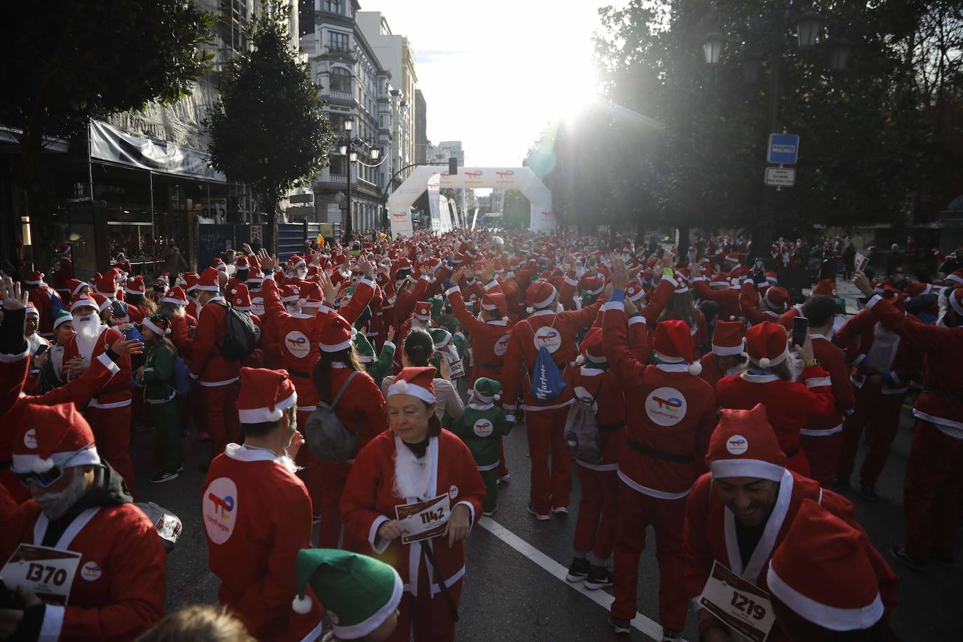 Fotos: Marea roja de Papás Noel por las calles de Oviedo