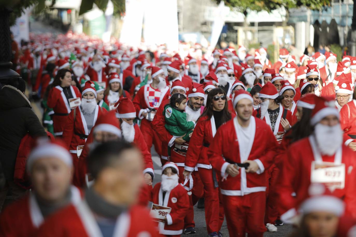 Fotos: Marea roja de Papás Noel por las calles de Oviedo