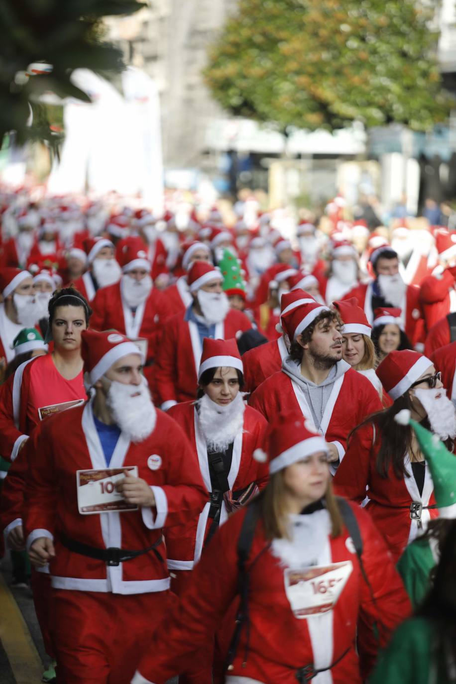 Fotos: Marea roja de Papás Noel por las calles de Oviedo