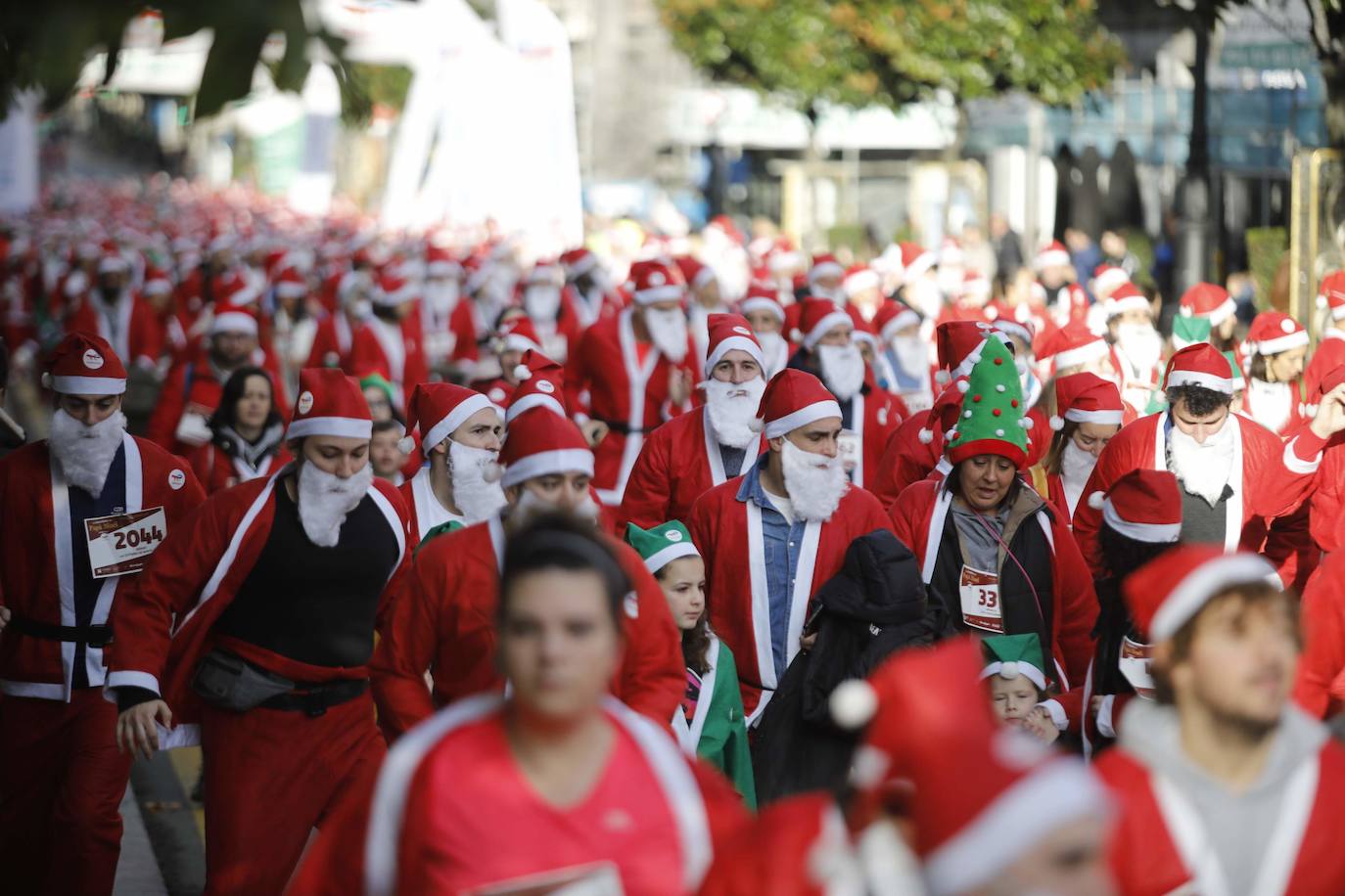 Fotos: Marea roja de Papás Noel por las calles de Oviedo