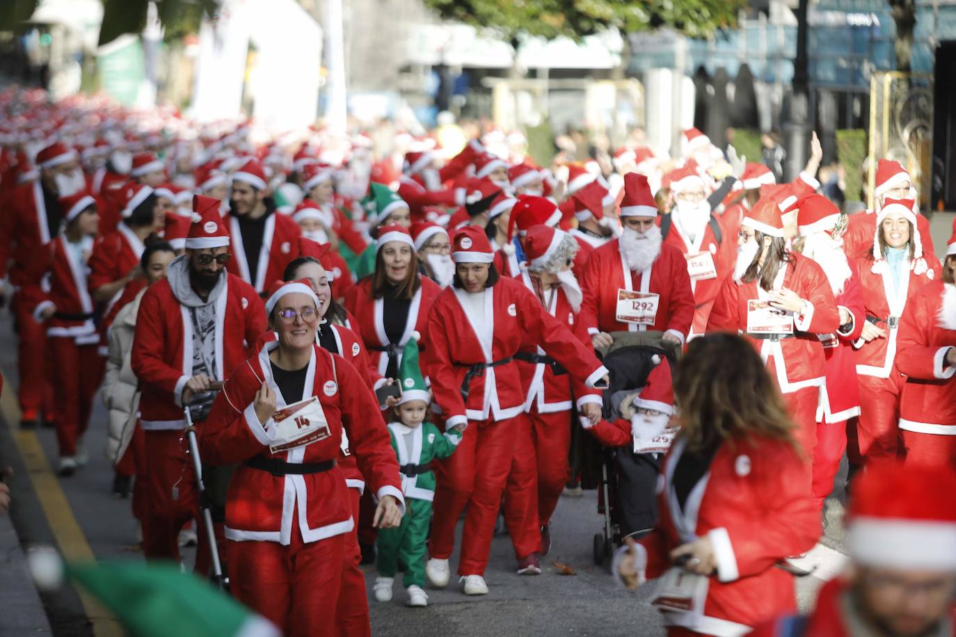 Fotos: Marea roja de Papás Noel por las calles de Oviedo