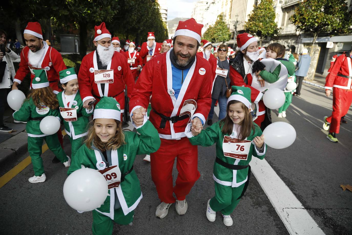 Fotos: Marea roja de Papás Noel por las calles de Oviedo