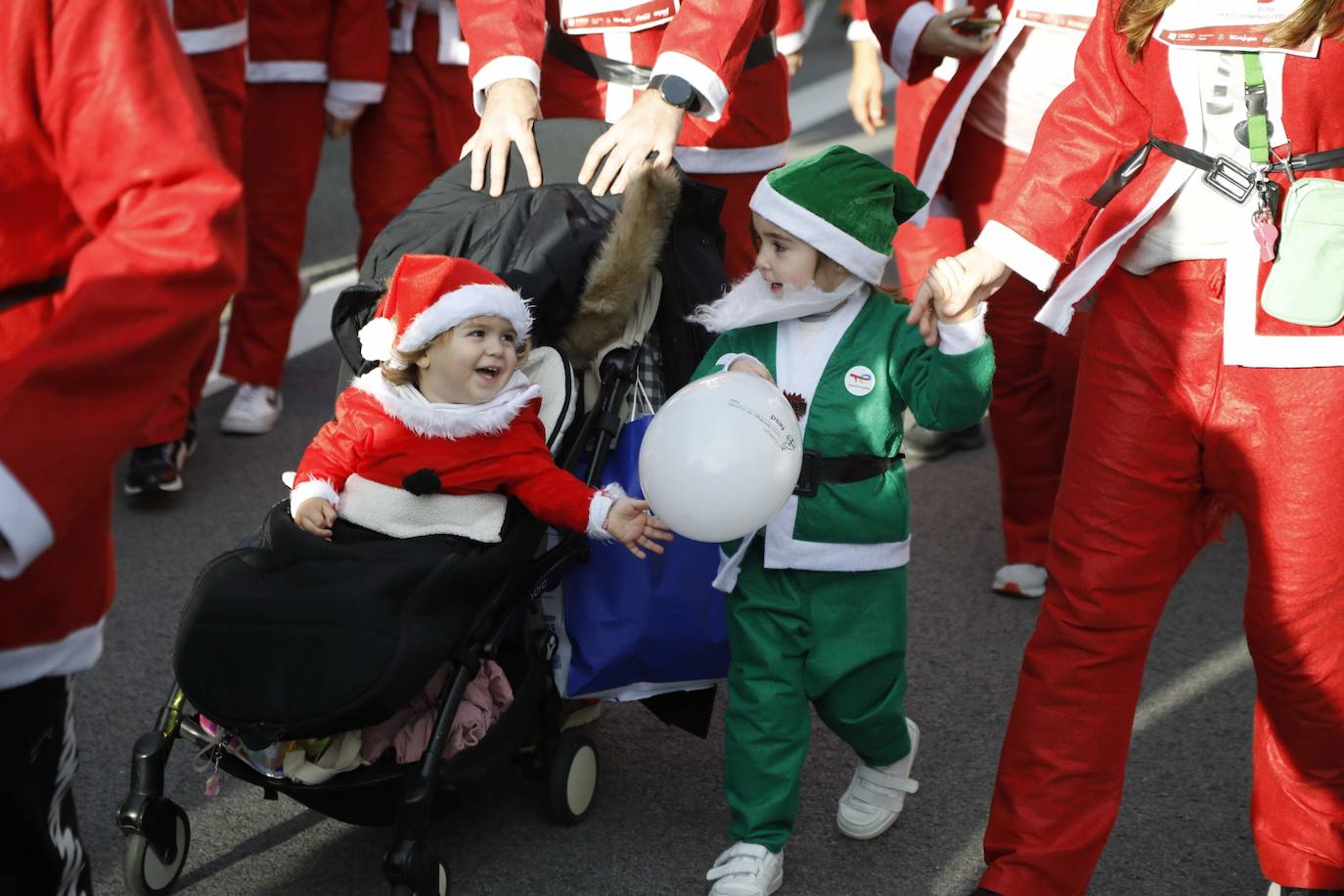 Fotos: Marea roja de Papás Noel por las calles de Oviedo