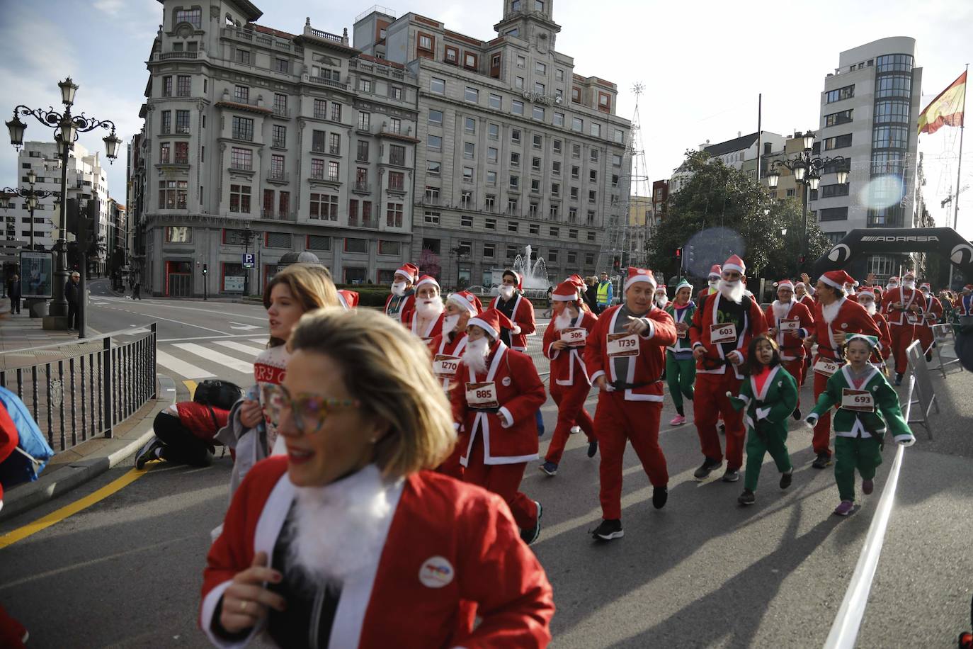 Fotos: Marea roja de Papás Noel por las calles de Oviedo