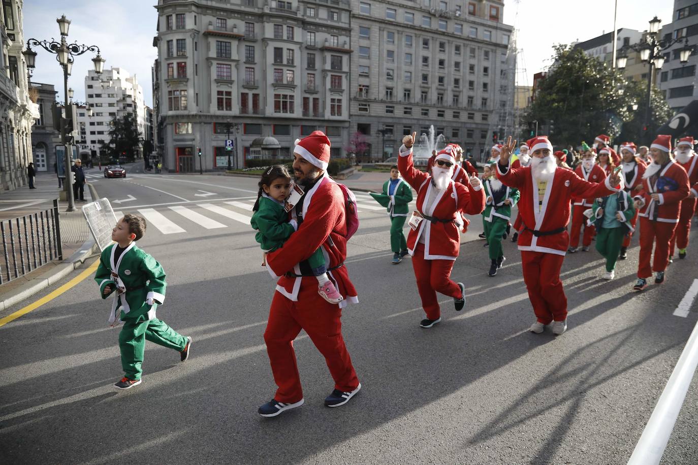 Fotos: Marea roja de Papás Noel por las calles de Oviedo