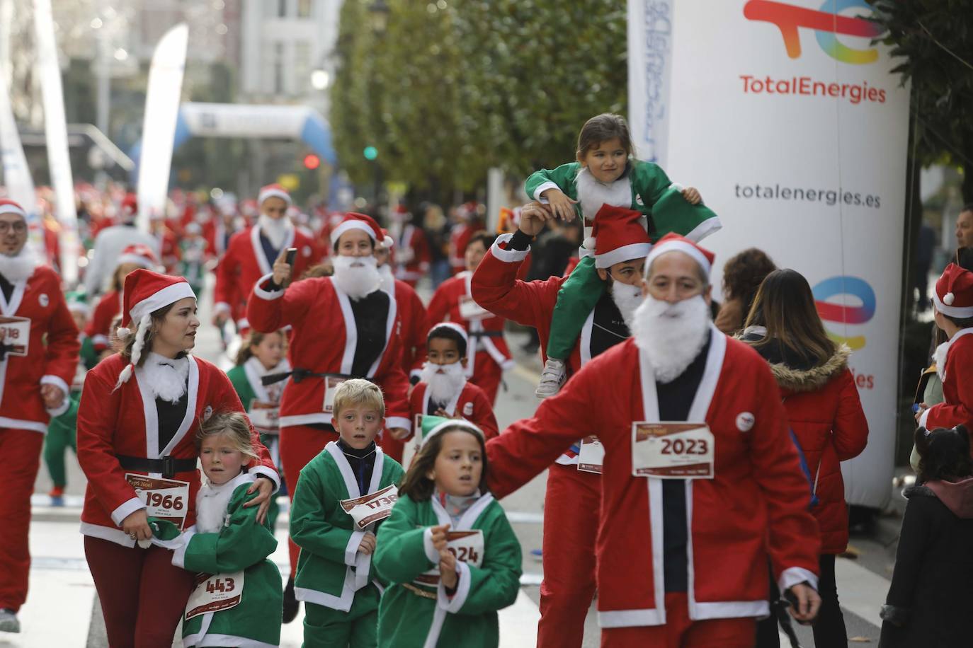 Fotos: Marea roja de Papás Noel por las calles de Oviedo