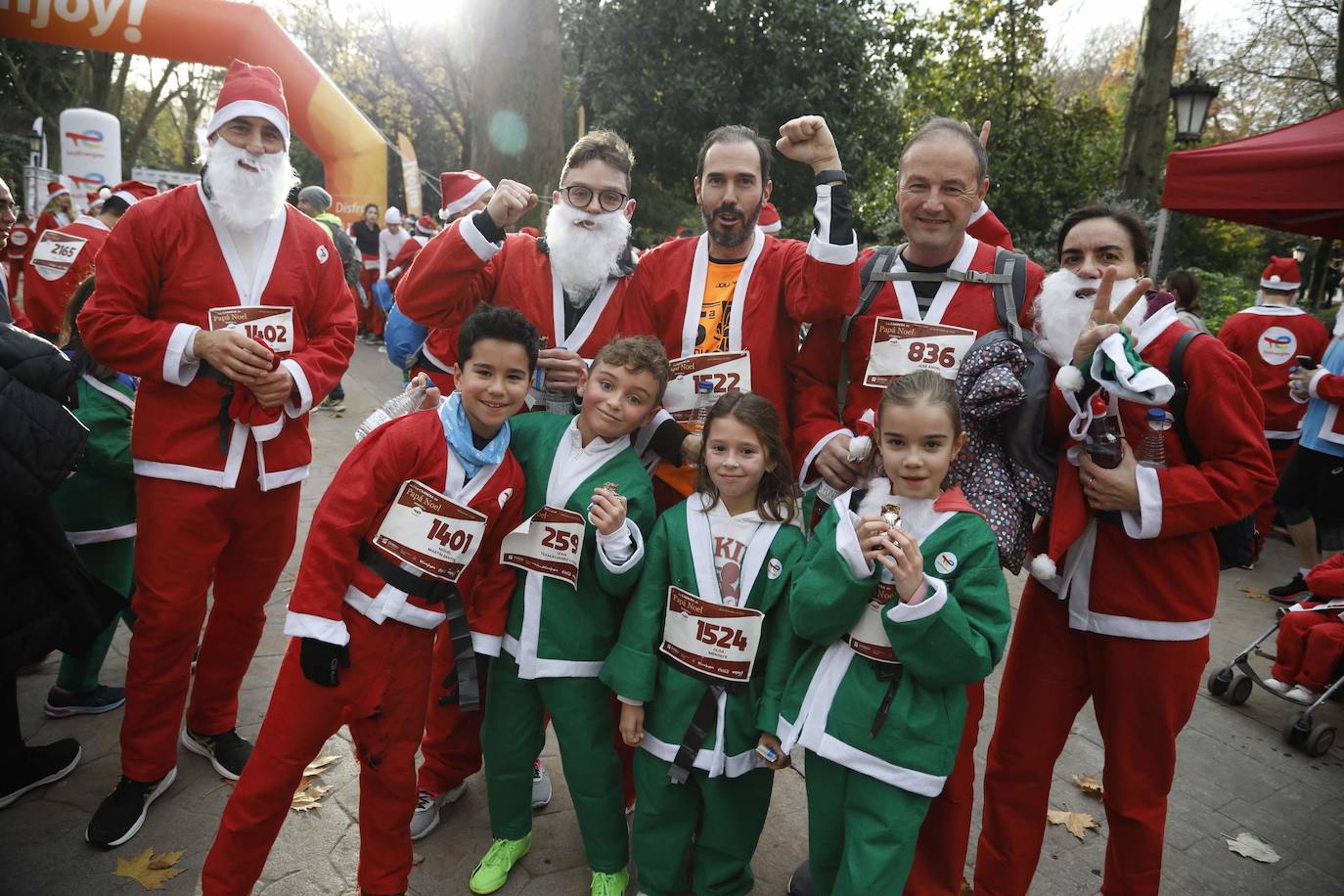 Fotos: Marea roja de Papás Noel por las calles de Oviedo