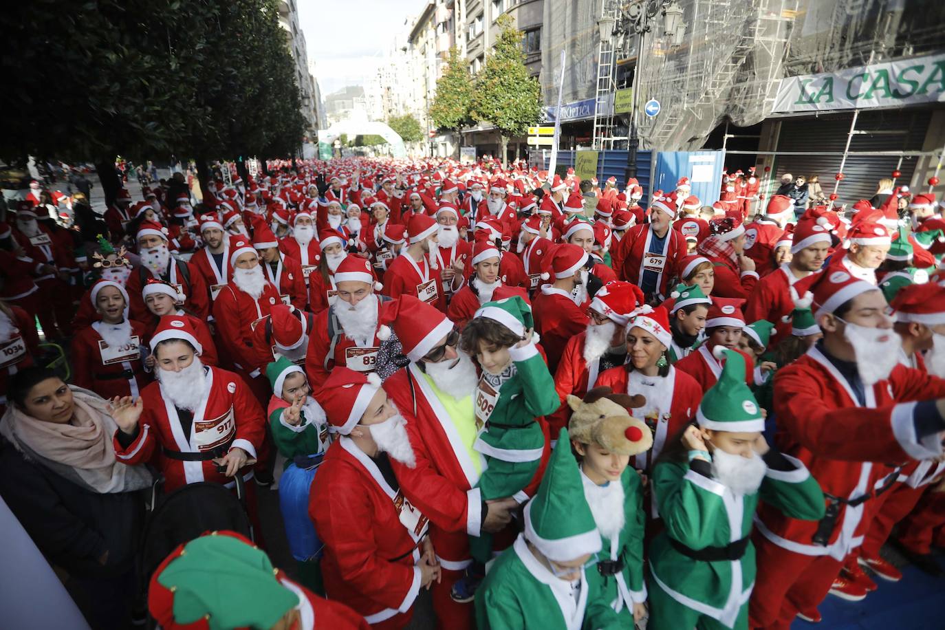 Fotos: Marea roja de Papás Noel por las calles de Oviedo