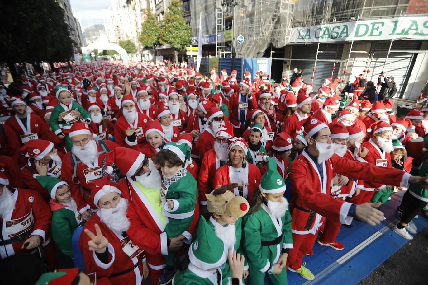 Fotos: Marea roja de Papás Noel por las calles de Oviedo