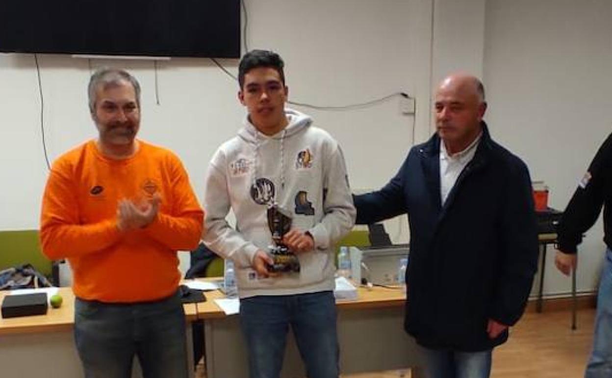 Sergio Arias, el campeón Andrés Iglesias y José Manuel Fernández, alcalde de Peñamellera.