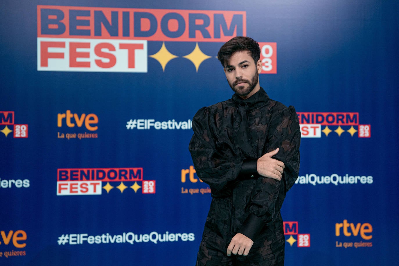 Agoney posa en el photocall de la presentación de las 18 canciones que competirán en el Benidorm Fest. 