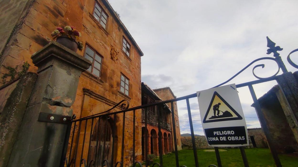 El palacio de Vigil de Quiñones en Sariego ya luce con el cartel de obras. 