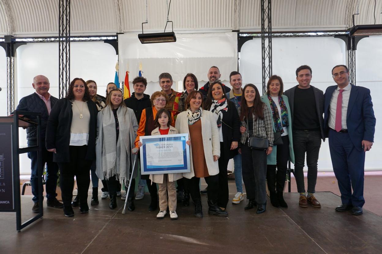 Trabajadores, usuarios y los alcaldes de Ribadedeva y Peñamellera Baja, con el premio entregado ayer a la asociación El Patiu. 