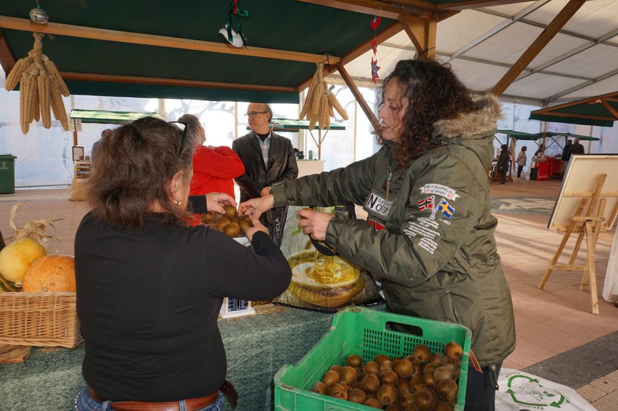 La productora ecológica María Jesús Rodríguez puso a la venta kiwis. 