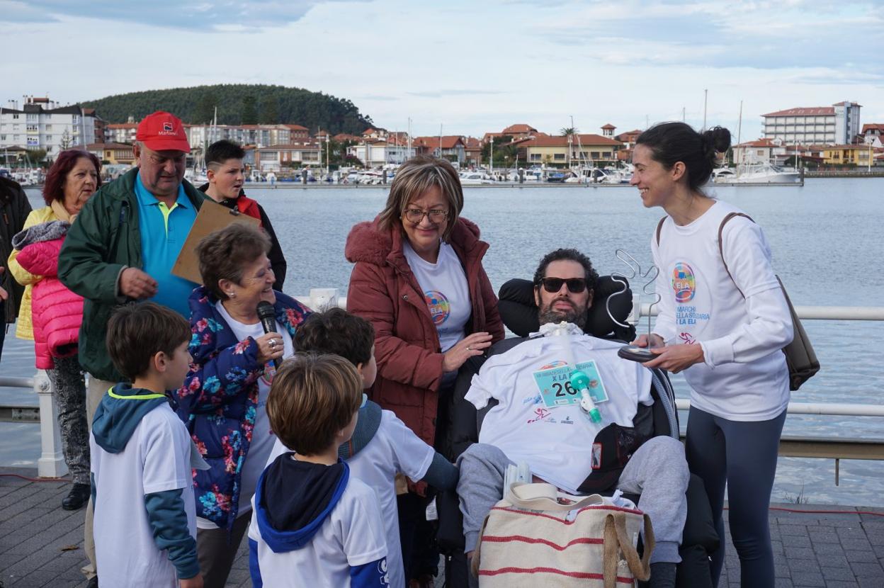 Pelayo García recibió ayer en Ribadesella el homenaje de ELA Principado durante la Marcha Solidaria. 