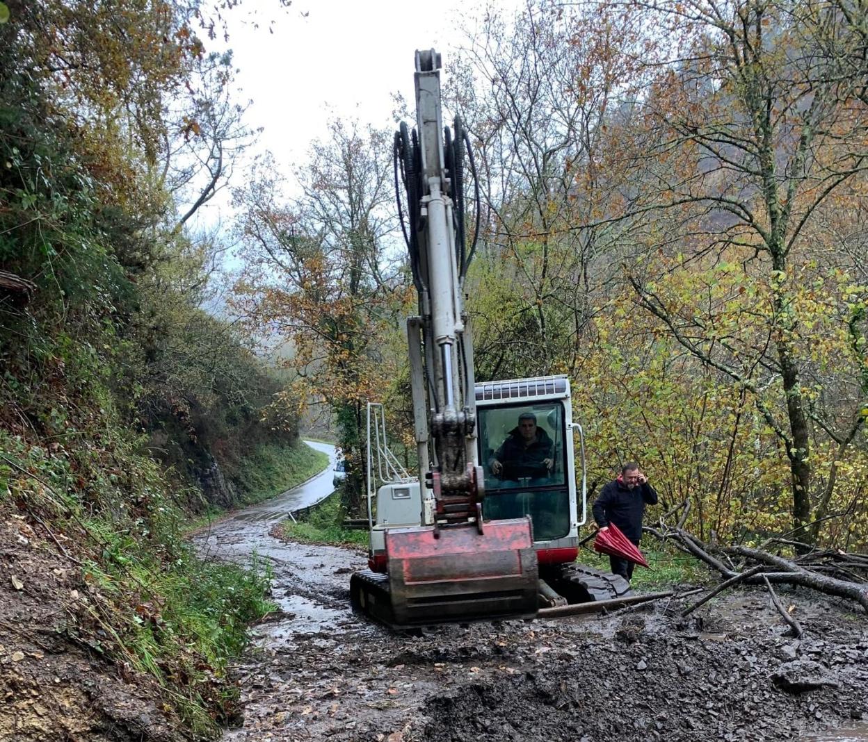 Obras de mejora en la pista de Les Nanielles a Tresanu. 