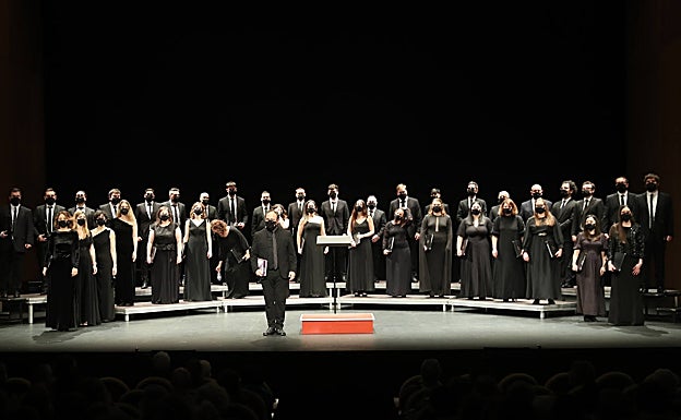 Una actuación del coro, con el director al frente, en tiempos de pandemia. 