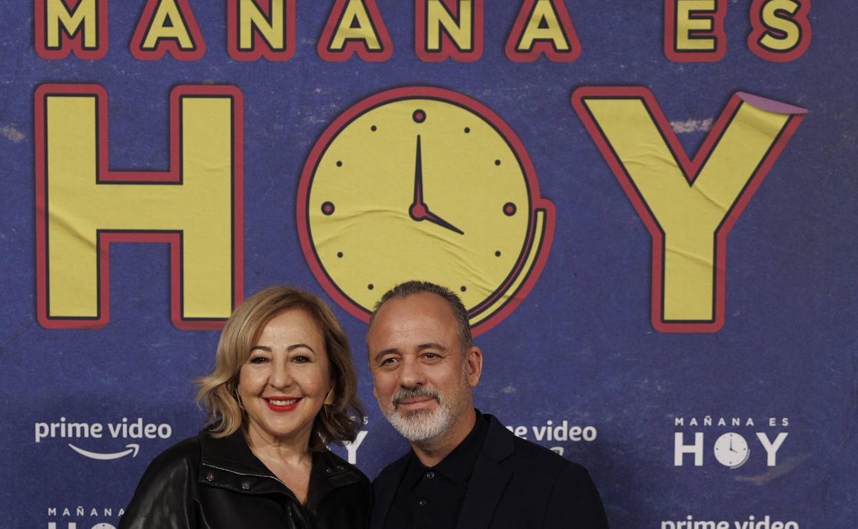 Javier Gutiérrez y Carmen Machi durante la presentación de la comedia 'Mañana es hoy' 