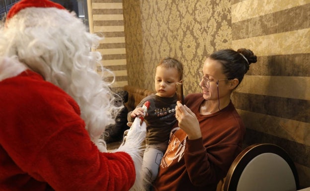 Papá Noel, con una de las familias ucranianas refugiadas en Gijón. 