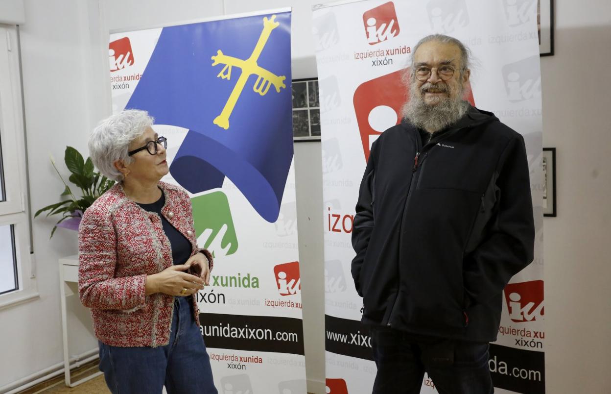 La coordinadora de IU, Ana Castaño, y el presidente de Asturias Laica, Luis Fernández. 
